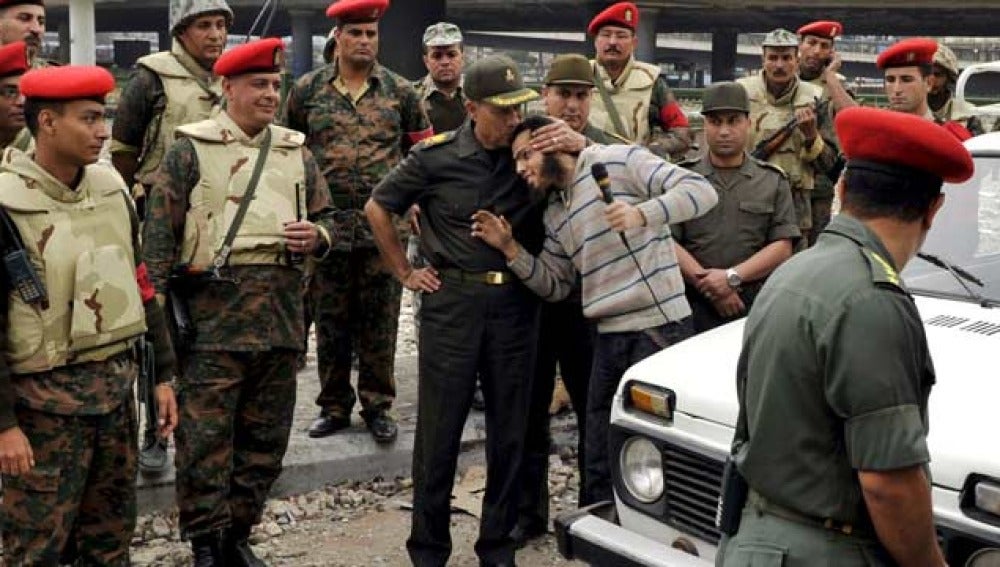 El general egipcio Hassan Al Rawini, jefe del Estado Mayor del ejército, besa a un joven en las proximidades de la Plaza Tahrir