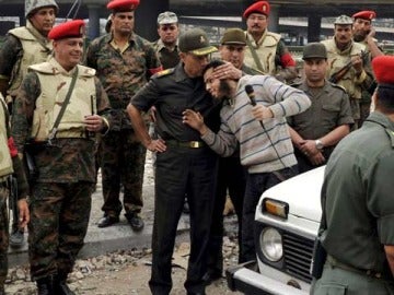 El general egipcio Hassan Al Rawini, jefe del Estado Mayor del ejército, besa a un joven en las proximidades de la Plaza Tahrir