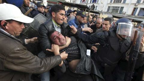 La polic&iacute;a argelina detiene a un manifestante 