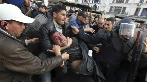 La policía argelina detiene a un manifestante La policía argelina detiene a un manifestante