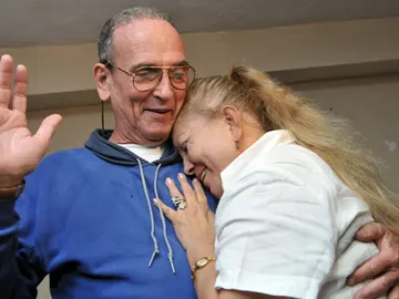 El opositor cubano Héctor Maseda abraza a su esposa, Laura Pollán, una de las líderes de las Damas de Blanco El opositor cubano Héctor Maseda abraza a su esposa, Laura Pollán, una de las líderes de las Damas de Blanco