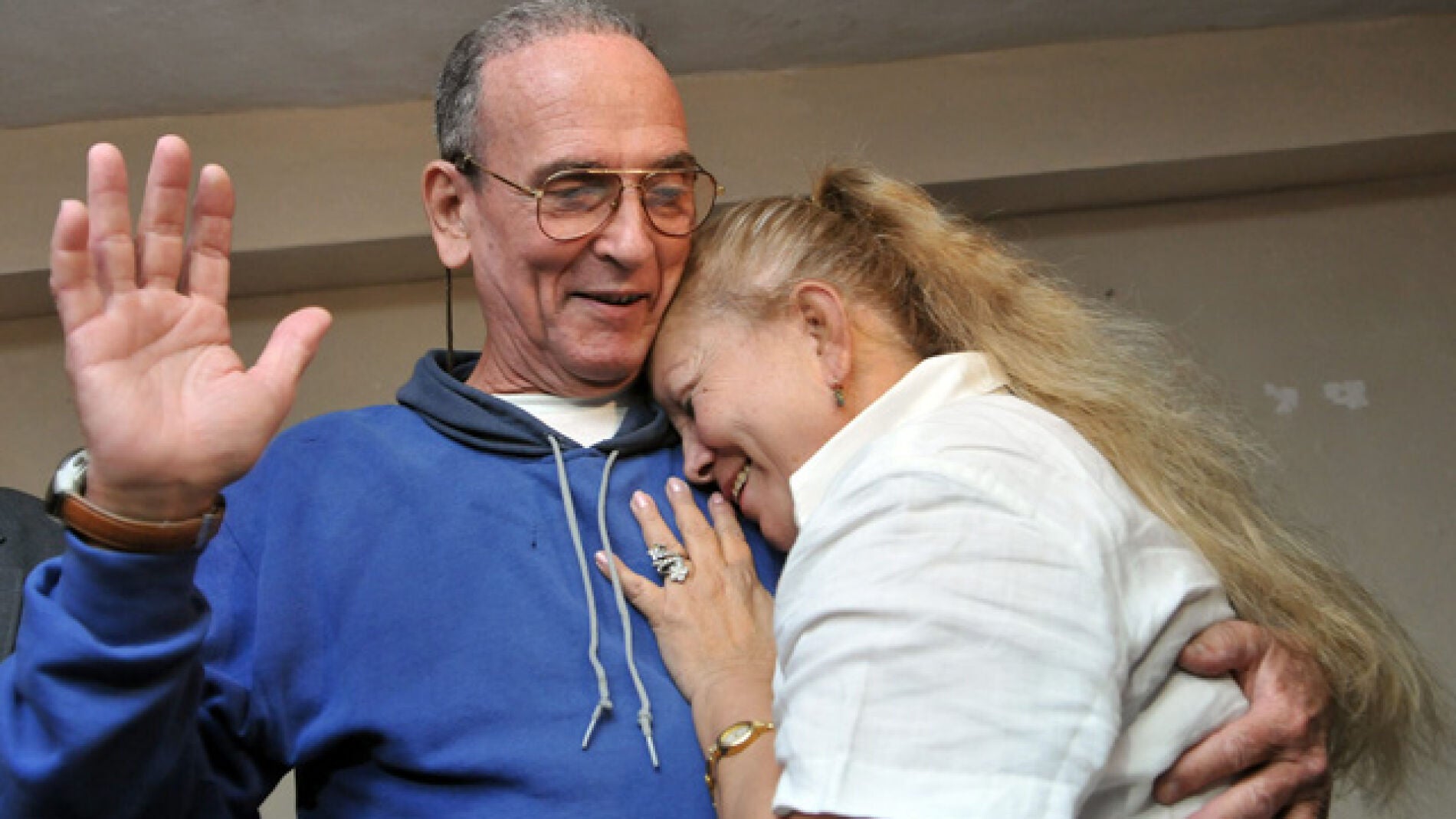  El opositor cubano H&eacute;ctor Maseda abraza a su esposa, Laura Poll&aacute;n, una de las l&iacute;deres de las Damas de Blanco