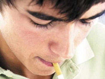 Un joven fumando un cigarrillo