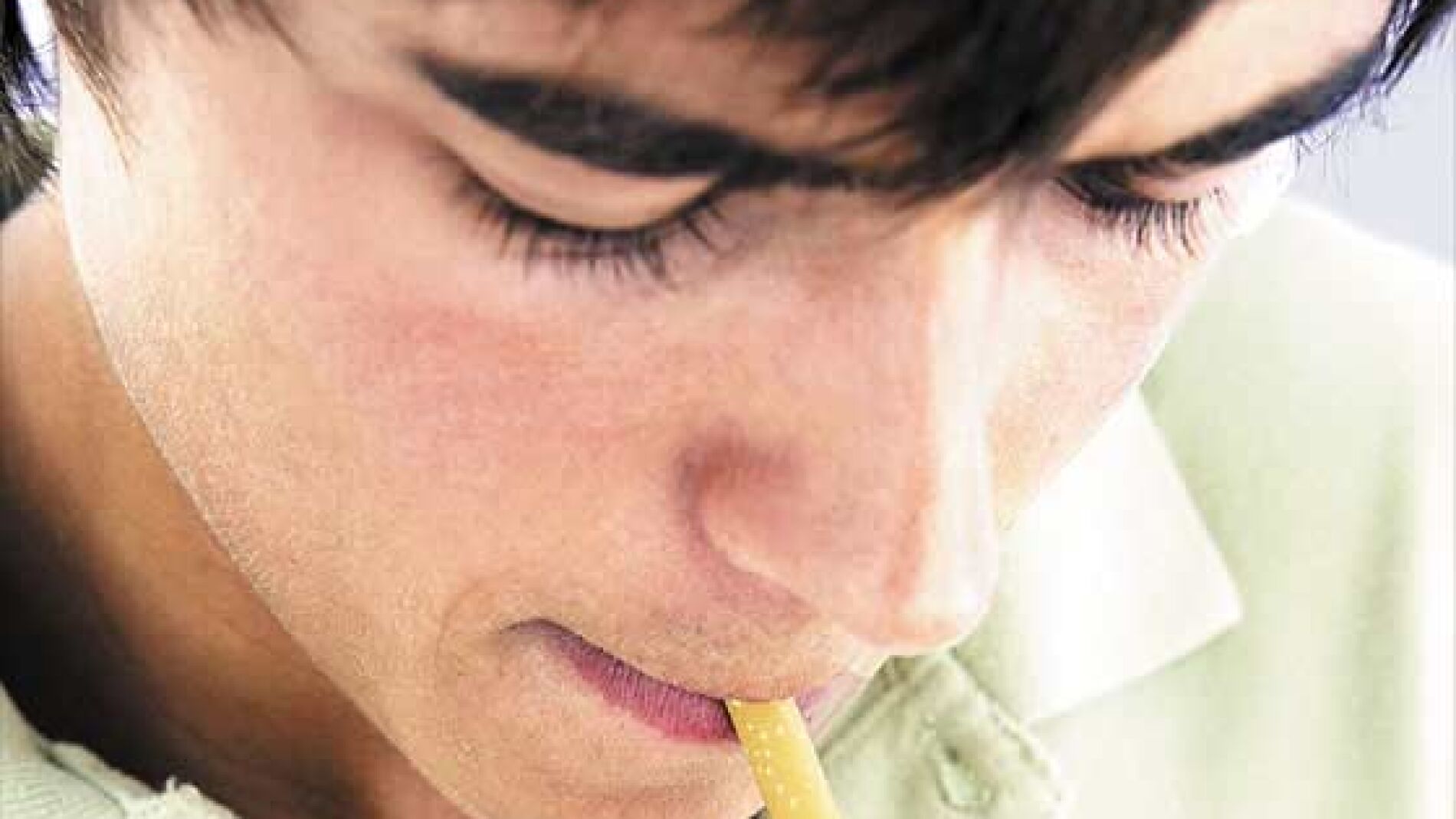 Un joven fumando un cigarrillo
