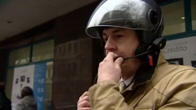 Un juez autoriza los dispositivos por 'bluetooth' en los cascos de motoristas