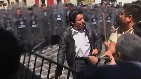 Batalla entre profesores y policía Batalla entre profesores y policía