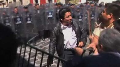Batalla entre profesores y policías por unas protestas causadas por recortes