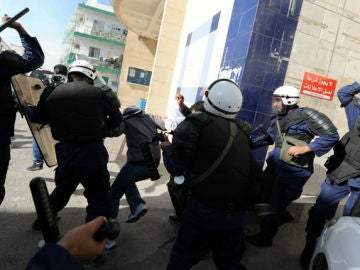 La policía reprime las protestas en Bahrein