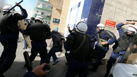 La polic&iacute;a reprime las protestas en Bahrein