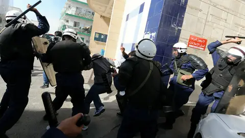 La policía reprime las protestas en Bahrein La policía reprime las protestas en Bahrein