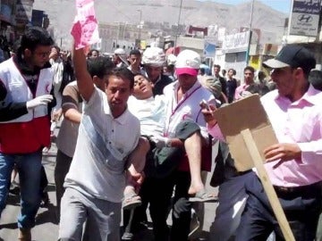 Manifestantes transportan a un herido en Yemen