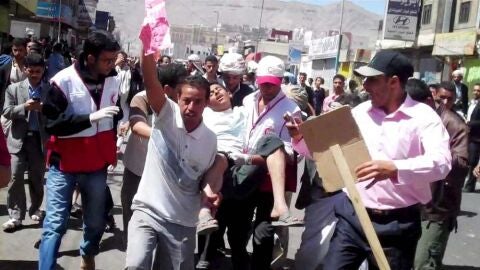 Manifestantes transportan a un herido en Yemen