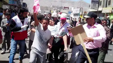 Manifestantes transportan a un herido en Yemen Manifestantes transportan a un herido en Yemen