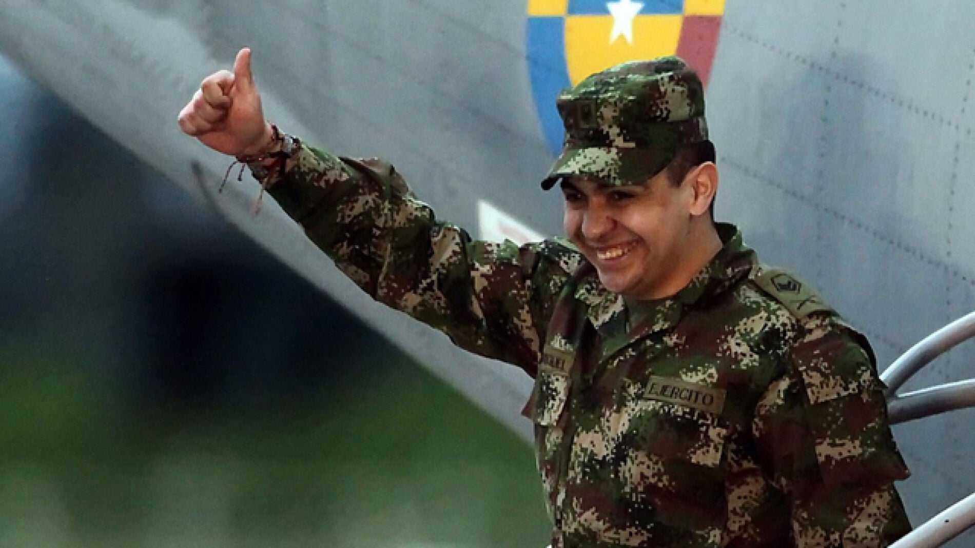 Los dos &uacute;ltimos rehenes liberados por las FARC se reencuentran con sus familias