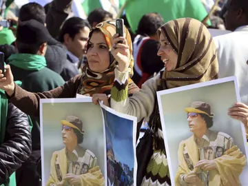 Simpatizantes del Gobierno libio con fotos de Gadafi Simpatizantes del Gobierno libio con fotos de Gadafi