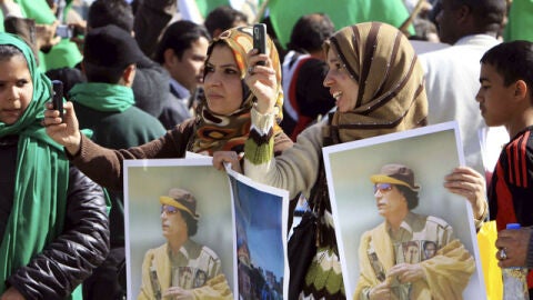 Simpatizantes del Gobierno libio con fotos de Gadafi