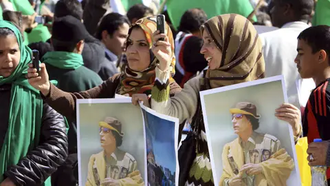 Simpatizantes del Gobierno libio con fotos de Gadafi Simpatizantes del Gobierno libio con fotos de Gadafi