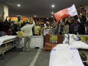 Manifestantes protestan en el hospital de Manama