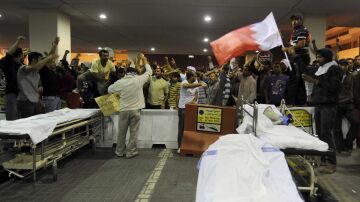 Manifestantes protestan en el hospital de Manama