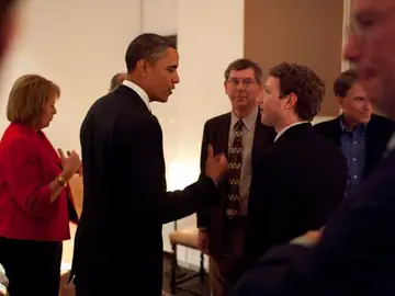 Barack Obama charla con Mark Zuckerberg. Barack Obama charla con Mark Zuckerberg.