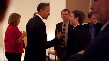 Barack Obama charla con Mark Zuckerberg.