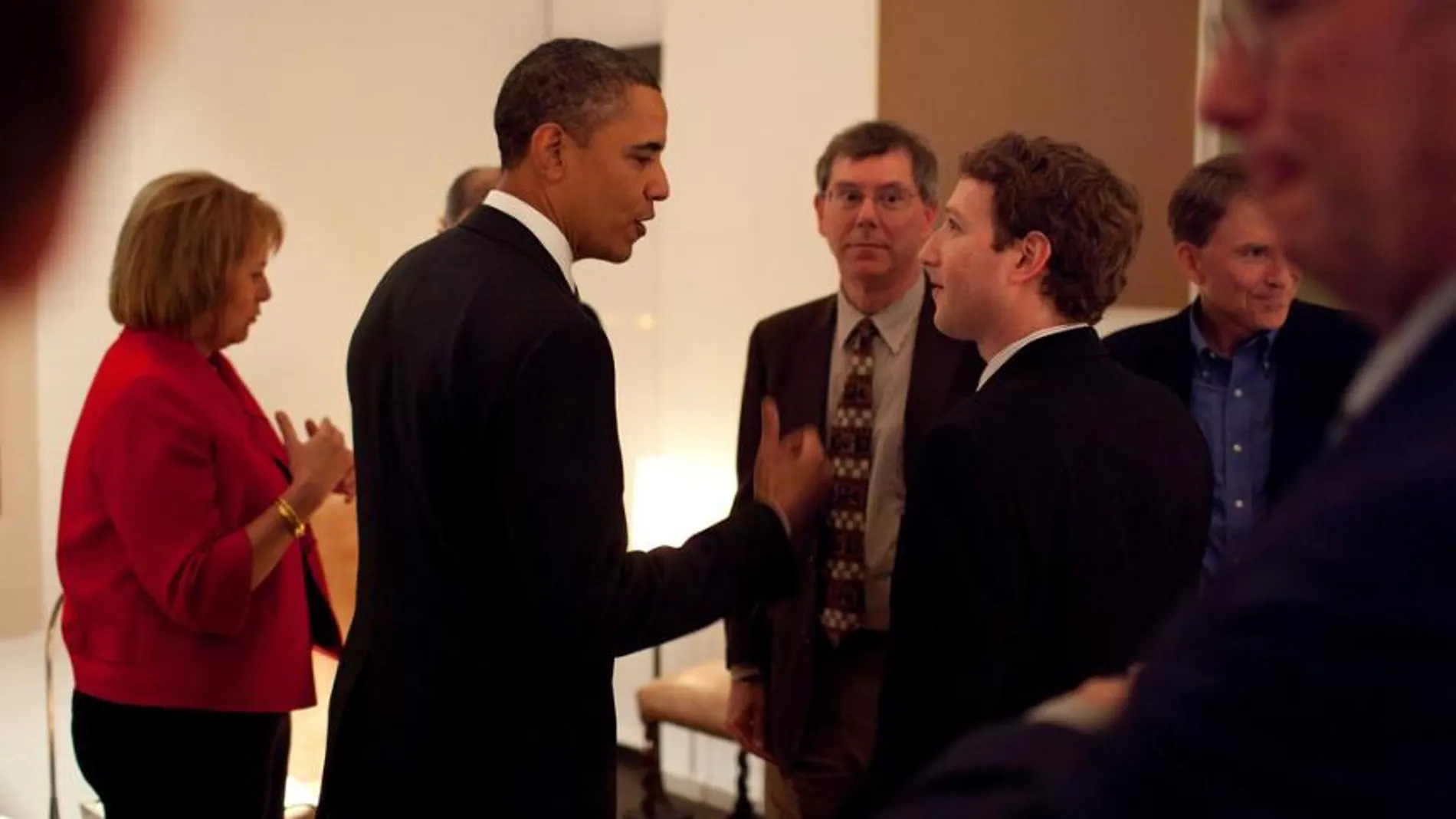 Barack Obama charla con Mark Zuckerberg. Barack Obama charla con Mark Zuckerberg.