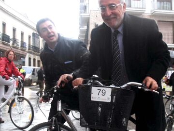 Pere Navarro, junto a otras autoridades, pasea en bicicleta