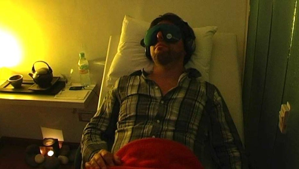 Un hombre descansa durmiendo la siesta
