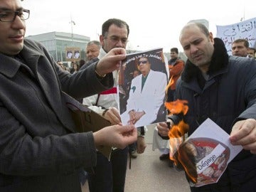 Manifestantes queman imagenes del líder libio en Ginebra (Suiza)