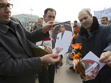 Manifestantes queman imagenes del líder libio en Ginebra (Suiza) Manifestantes queman imagenes del líder libio en Ginebra (Suiza)