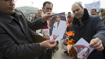 Manifestantes queman imagenes del líder libio en Ginebra (Suiza)