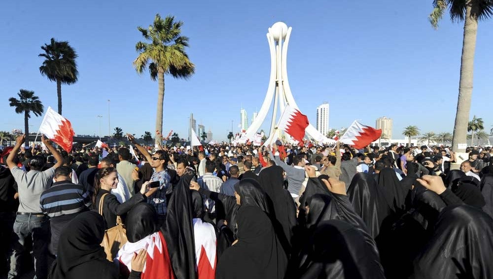 Bahreiníes reunidos en la plaza Lulu de Manama