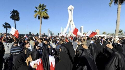 Bahrein&iacute;es reunidos en la plaza Lulu de Manama