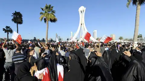 Bahreiníes reunidos en la plaza Lulu de Manama Bahreiníes reunidos en la plaza Lulu de Manama