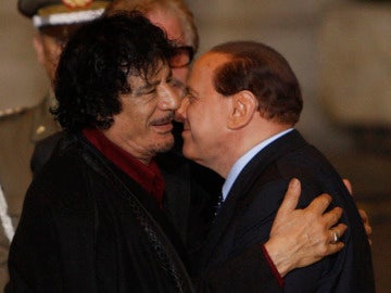 Muamar Gadafi junto a Silvio Berlusconi