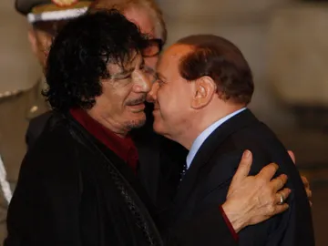 Muamar Gadafi junto a Silvio Berlusconi Muamar Gadafi junto a Silvio Berlusconi