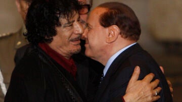 Muamar Gadafi junto a Silvio Berlusconi