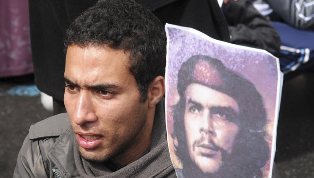 Un joven marroquí con un retrato del Che Guevara