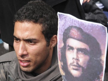 Un joven marroquí con un retrato del Che Guevara
