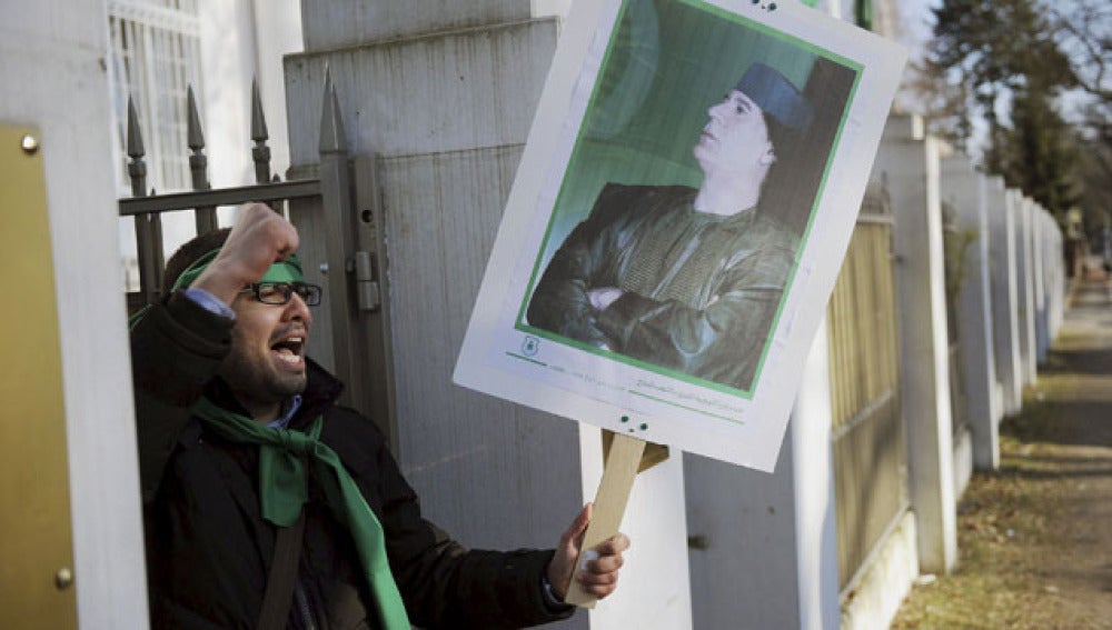 Un manifestante protesta contra Gadafi