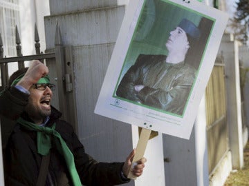 Un manifestante protesta contra Gadafi
