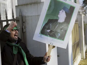 Un manifestante protesta contra Gadafi Un manifestante protesta contra Gadafi
