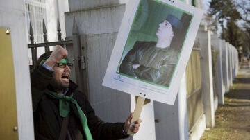 Un manifestante protesta contra Gadafi