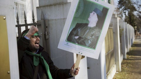 Un manifestante protesta contra Gadafi