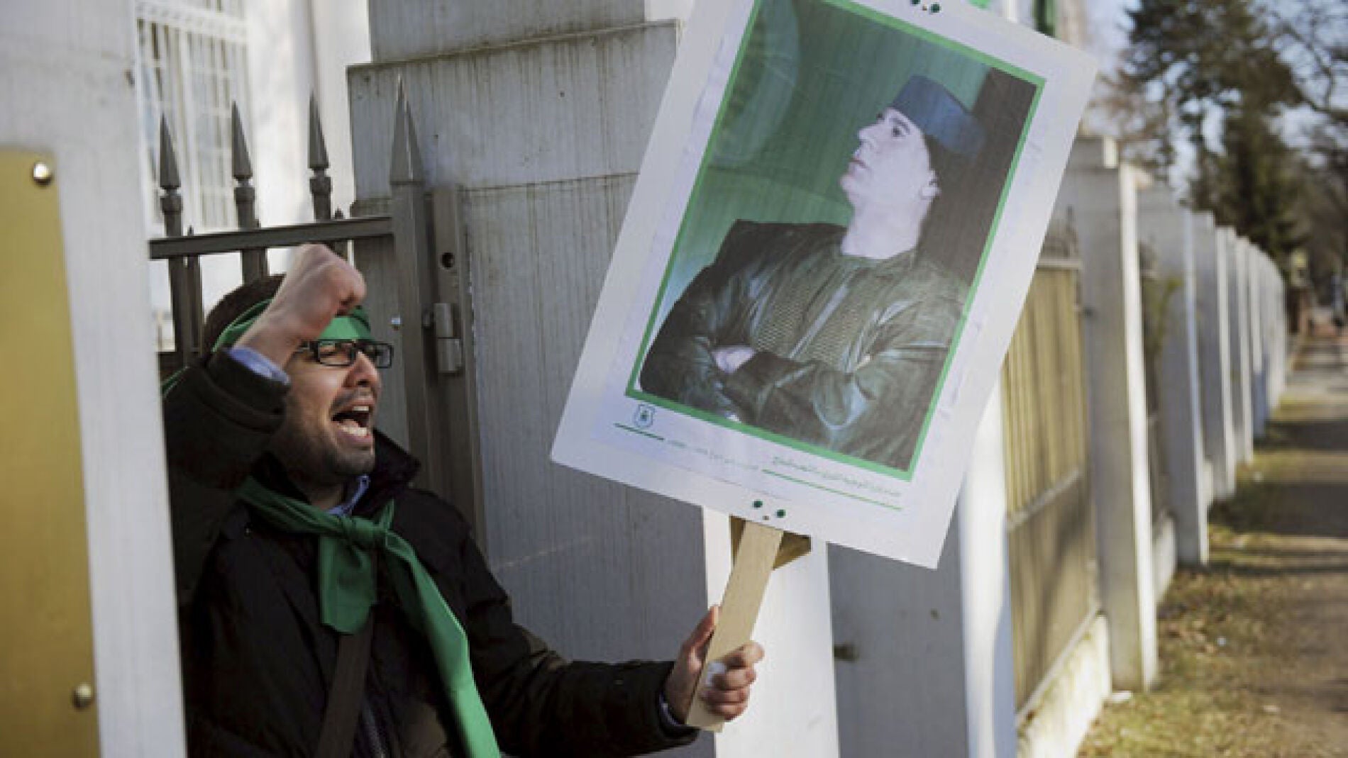 Un manifestante protesta contra Gadafi