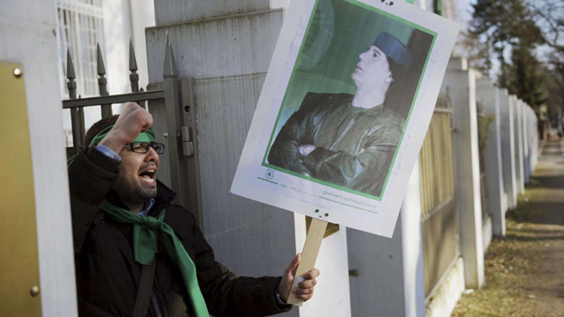 Un manifestante protesta contra Gadafi Un manifestante protesta contra Gadafi
