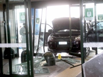 Un coche se estrella contra la terminal del aeropuerto de Milán