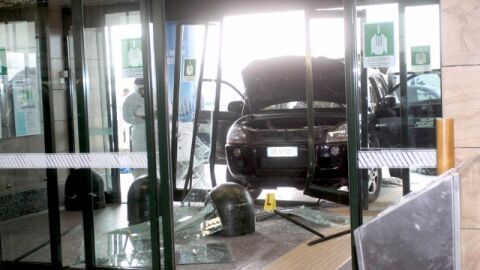 Un coche se estrella contra la terminal del aeropuerto de Mil&aacute;n