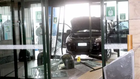 Un coche se estrella contra la terminal del aeropuerto de Milán Un coche se estrella contra la terminal del aeropuerto de Milán