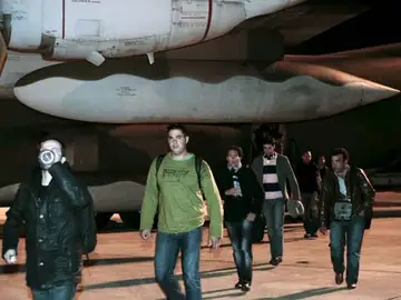 Cientos de personas están siendo evacuadas de Libia por sus respectivos gobiernos Cientos de personas están siendo evacuadas de Libia por sus respectivos gobiernos